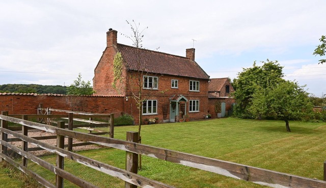 Leos Holiday Cottage - stylish cottage, sleeps 10. Pet friendly.