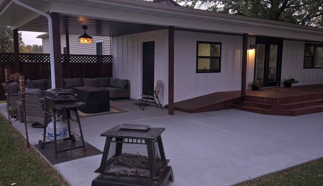 Leos Place is a hidden treasure located close to Lake Rathbun. Sleeps 10