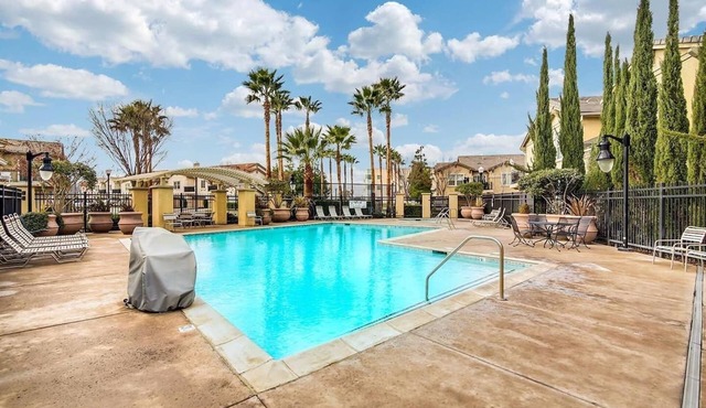 LePark YELLOW with Pool & Spa Next to Downtown Golden One Airport