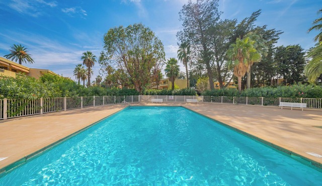 Les 15 Pins & La Mer - Riviera Escape Apartments with Pool & Garden