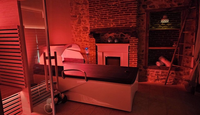 Les 3 Clefs de GaYa Well-being & private spa: swim spa, sauna, massage bed.