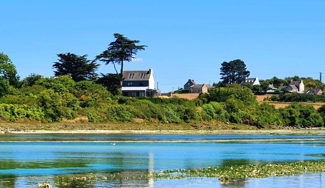 Les Aigrettes, feet in the water, Spa, 9 people