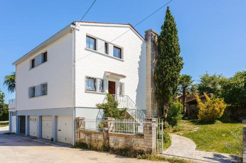 Les Arènes - Grande maison familiale rénovée, 6 à 12 personnes , Vue sur les Arènes, Garage véhicule électrique, Parking Gratuit