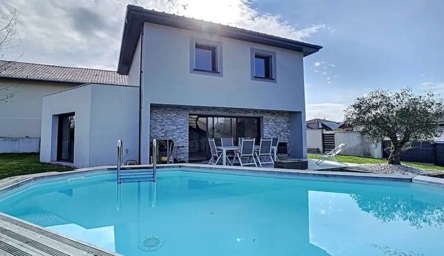 Les Arènes - Three Bedroom House, Sleeps 6