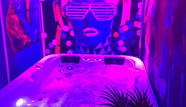 Les bains design suite with jacuzzi