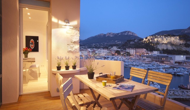 Les Barques, Splendid view on Cassis's port