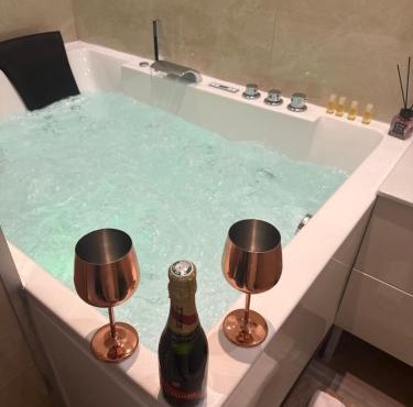 LES BULLES DE MONA - Alcove - Spa - Clim