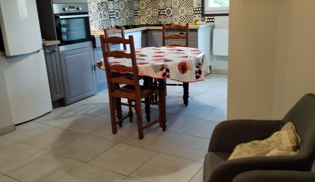 LES BUTINEUSES 8mn from freeway comfortable apartment in quiet country setting