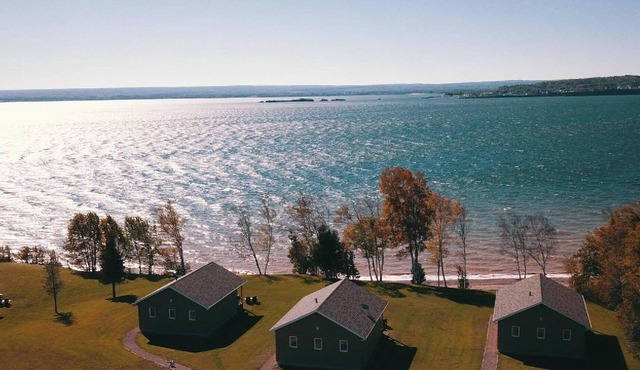 Les Chalets de la Mer, located opposite Baie-des-Chaleurs in Miguasha in Gaspési