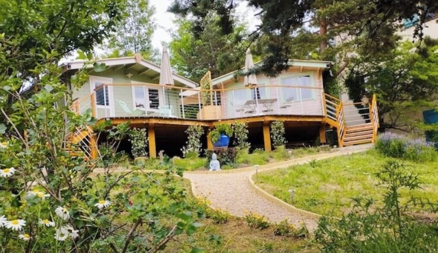 Les chalets perchés, a cosy nest for wilderness lovers