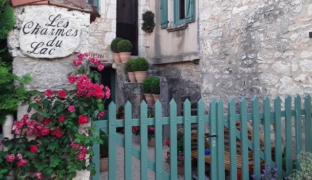 Les Charmes du Lac A Cozy Studio Apartment in the Heart of Esclauzels