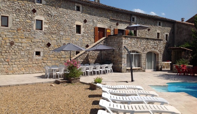Les cigales à Grospierres gites studios en Ardèche près de vallon pont d'arc