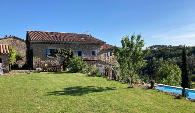 Les Cigales á Mas de la Giralde. In the heart of nature with pool and views