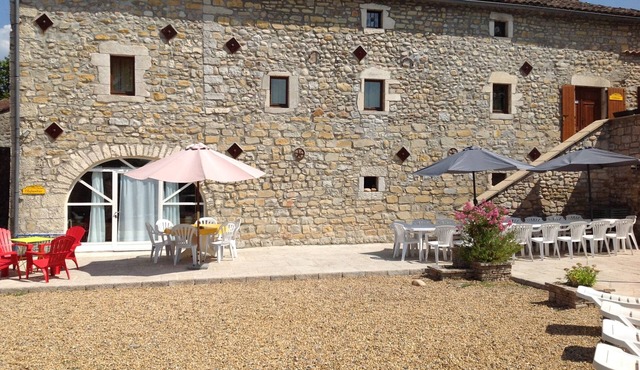 Les Cigales Grospierres, gite Eglantier near Vallon pont d'Arc shared pool