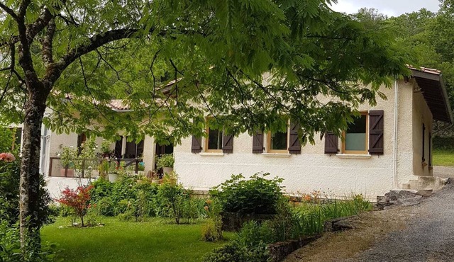 Les Cigalises, opposite Bruniquel castle in the heart of the Aveyron valley