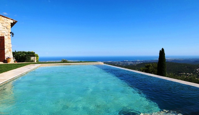 Les Citronniers apartment with charm, infinity pool and panoramic sea view