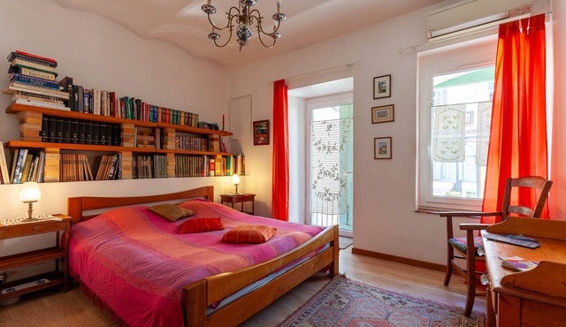 Les Citronniers - Bibliothèque Guest Room with Shared Terrace, Wi-Fi & Air Conditioning