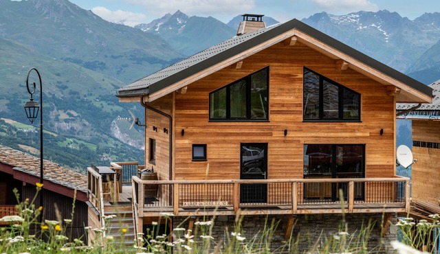 Les Coches: Chalet at the foot of the slopes with views of Mont Blanc