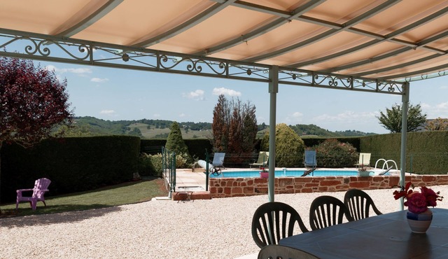 Les Collines Rouges, private heated swimming pool, close to many tourist attractions