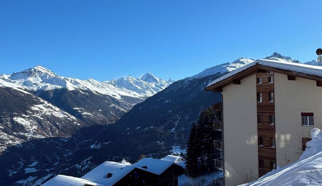 Les Collons 1800m - 4 Valleys - 3 Bed Luxury Ski Apt + Jacuzzi + WIFI, lift 50m