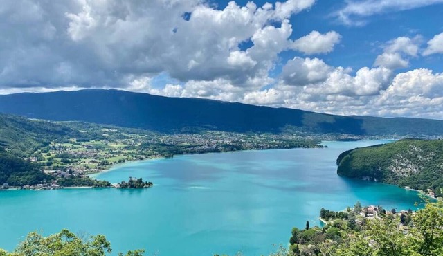 Les Coteaux - Family house with lake view.