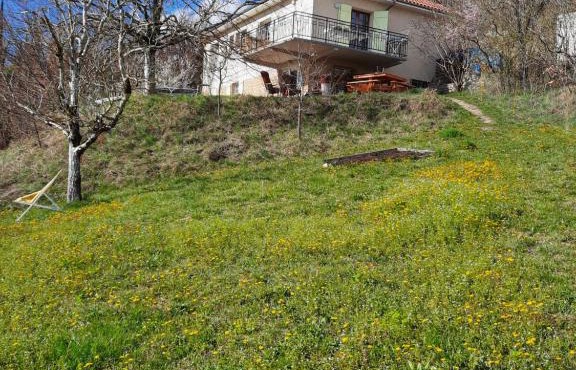 Les coteaux de Planèze, maison et jardin dans le Lot! Chambres chez l'habitant!