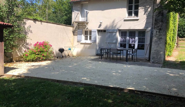 Les Cours - Charming, quiet gîte with garden near Sancerre