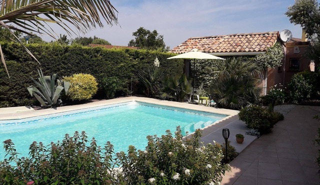 Les Cyprès" house with community pool