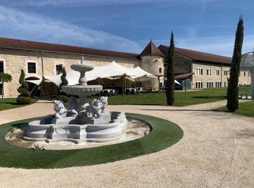 Les Dépendances du Château Chapeau Cornu