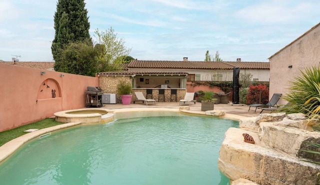 Les dames de Mollégès, at the gateway to the Alpilles, 10 minutes from St Rémy de Provence