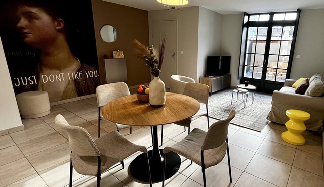 Les demoiselles de la tour with terrace