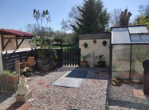 Les Deux Moulins T2 lumineux avec grand patio italien, proche de la mer