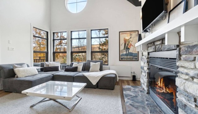 Les Eaux: Luxe Mountain View Condo + Private Sauna