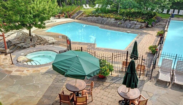 Les Eaux Tremblant Luxury Chalet: Ski, Pool, Spa