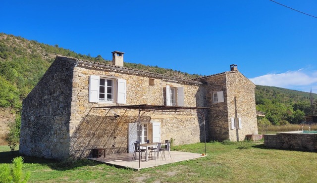 les ecuries du Mouni de Roche havre de paix dans le parc du Luberon en Provence