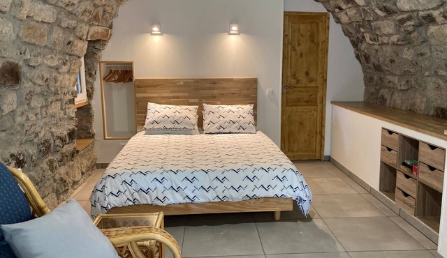 Les Faysses á Mas de la Giralde. Stone studio in heart of nature. Pool and views