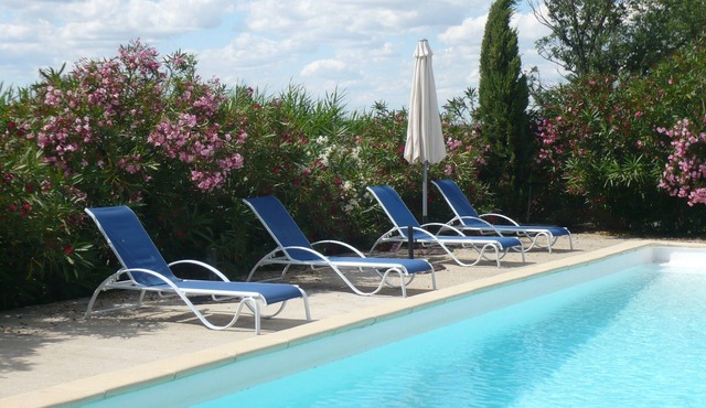 Les Flamants, 7/9 people, charming, garden and terrace and shared pool