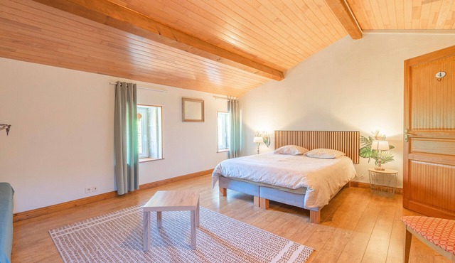 Les Fougères Guest Room – Space and Comfort in Saint-Romain-de-Benet