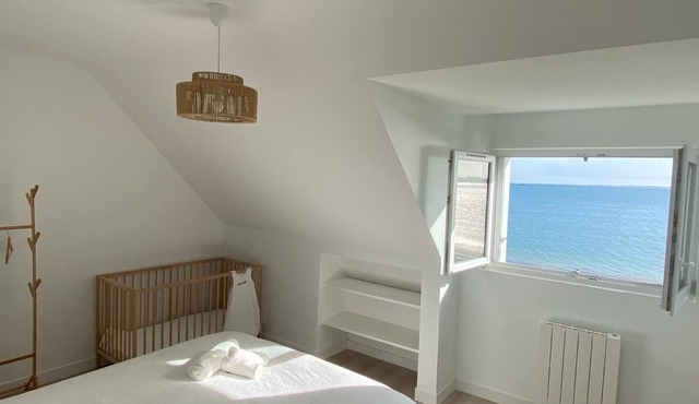 Les pieds dans l'eau. privileged location with direct access to the beach.