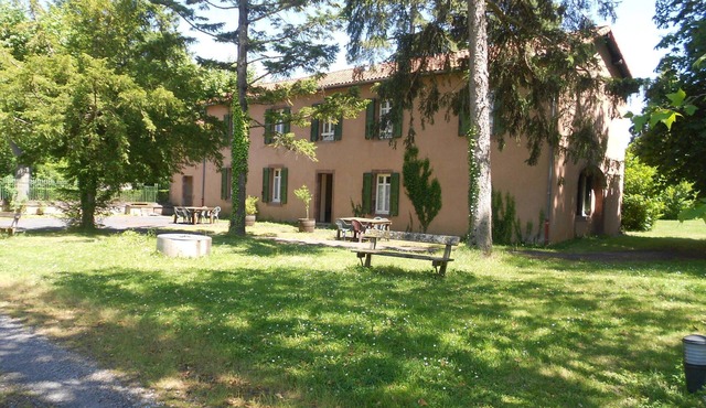 Les Gîtes du Rougier: Green vacations for all! Swimming pool, tennis court and wifi