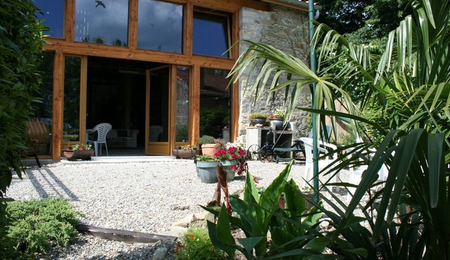 Les Gîtes Jumeaux with peaceful gardens & cosy barn in rural village