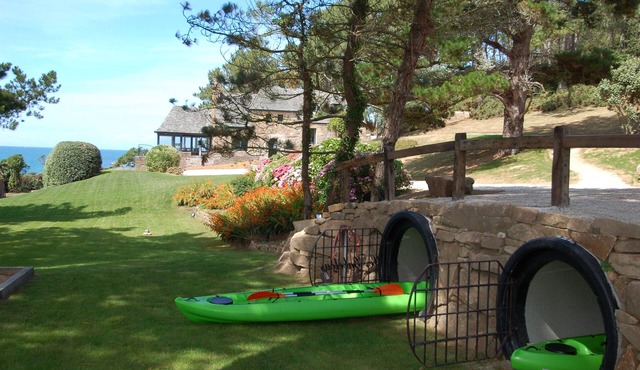 Les Gabelous, sleeps 9, direct beach access and panoramic sea view