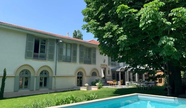 Les Gargouilles - House with crazy charm heated pool and garden