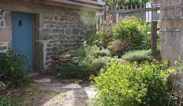 Les Geais - Versatile accommodation in cottage and quirky barn conversion