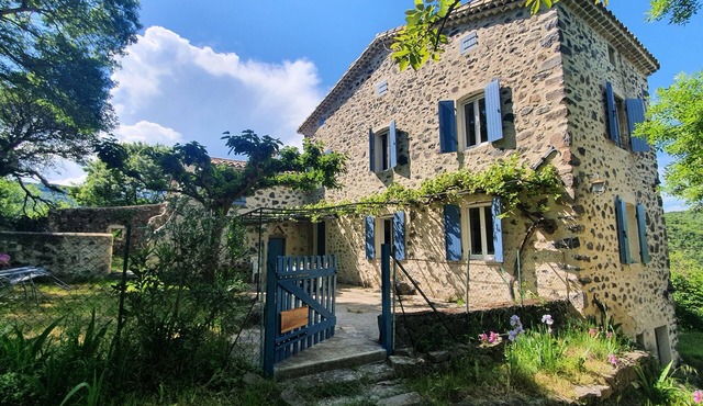 Les Genêts Bleus: Ancient charm in the heart of the maquis