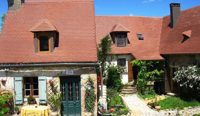 Les Gites Fleuris - Wisteria - Family friendly, heated pool, gardens, wifi!