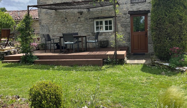 Les gites Pérard (East Gite) sleeps 4. Use of Swimming Pool & Pet friendly.