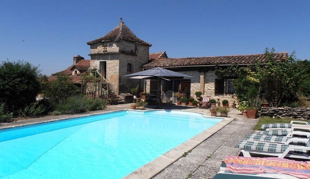 Les gites Perard sleeps 8. Family-friendly and pets welcome. Pool