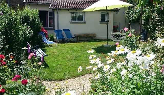 Les Glycines Cottage - Quiet with wifi and pets allowed