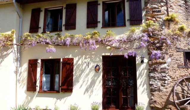 Les Glycines Gîtes - La Roche gîte: Family-friendly gîte with shared pool